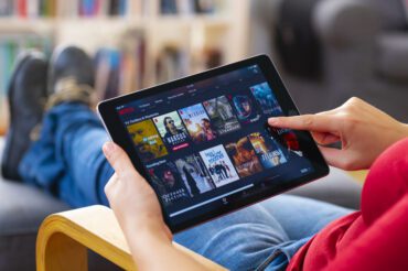 Netflix營收大跌 股價崩盤35% 美元指數持續修正